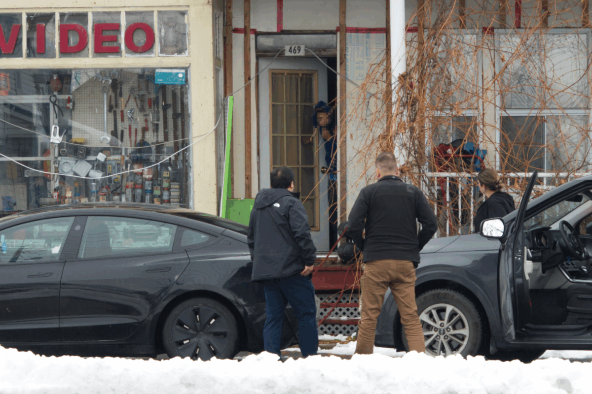 Le 13 novembre, des policiers et des agents des services frontaliers se sont présentés au domicile de Yahia Meddah pour s’assurer que l’ordonnance de déportation soit respectée. Photo Tristan Péloquin​ | La Presse gracieuseté