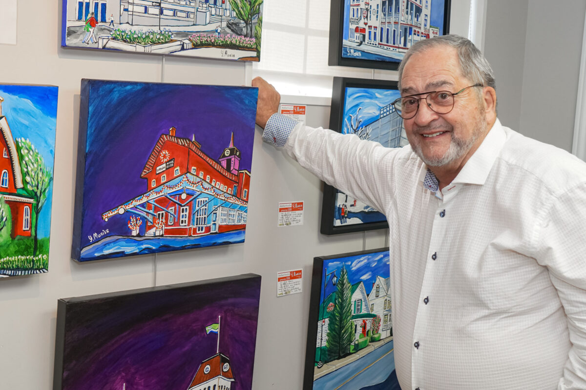 L’artiste maskoutain Yves Morier exposera certaines de ses œuvres à Paris, dont les trois en avant-plan sur la photo, lors du Art Show Saint-Honoré qui se tiendra du 23 au 25 novembre. Photo François Larivière | Le Courrier ©